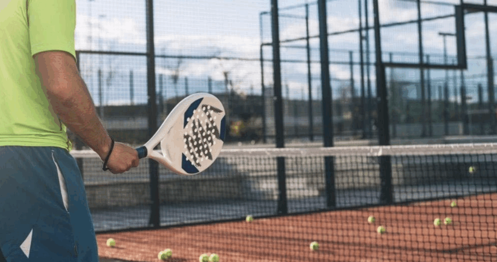 Vivez 3 jours d’intensité, de jeu et de détente : hôtel premium, repas savoureux et sessions de padel personnalisées dans un cadre ensoleillé.